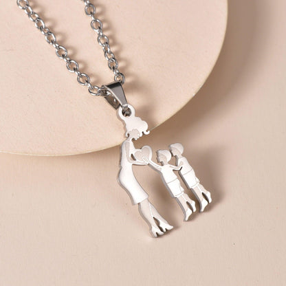 Unid@s Pelo Amor - Colar Mãe e Filh@s - O vínculo especial entre mãe e filhos representado pelo colar de aço inoxidável com pingente de cor prata. BRILHO E ENCANTO
